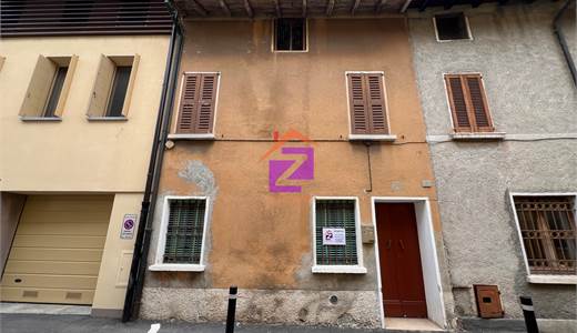 Porzione di casa in centro con cortile